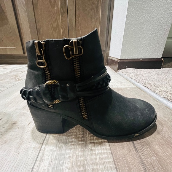 Not Rated Black and Gold Boots - Picture 5 of 5